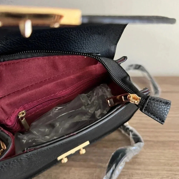 NWT small crossbody chain black gold - Picture 7 of 7